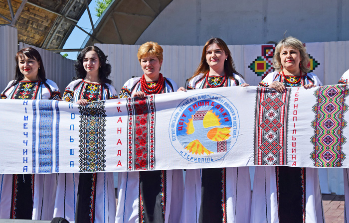 Представлення міжнародного вишитого рушника єднання «Цвіт вишиванки». Фото автора